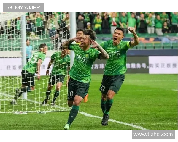 成都足球队以62分稳居冠军赛积分榜首位，争夺荣誉在望